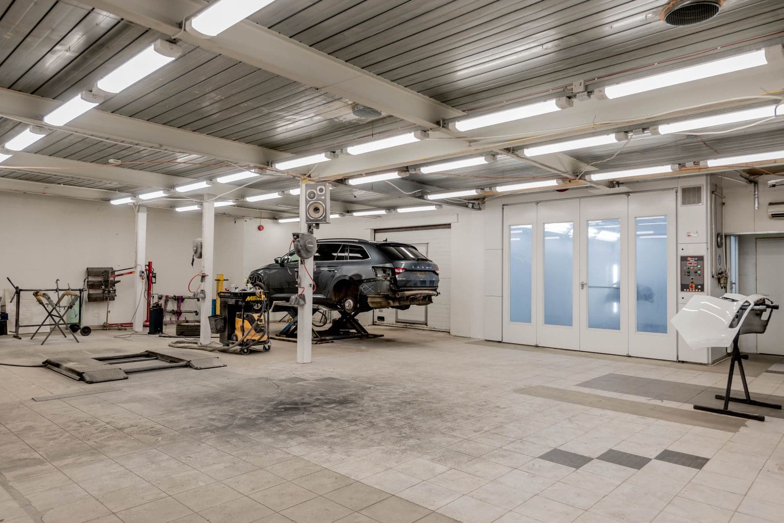 Atelier de SUD PNEUS 84, garage automobile situé chemin du Puy à Avignon